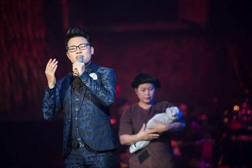 Tiến sĩ triết học Duy Cường cùng mẹ lấy nước mắt khán giả trong bữa tiệc bolero