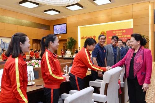 Chủ tịch Quốc hội động viên các cô gái vàng của bóng đá Việt Nam