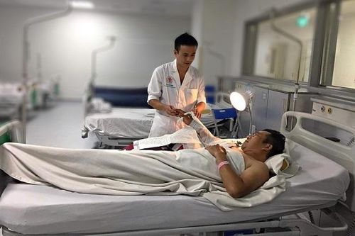 Năm giờ cân não nối cánh tay đứt rời