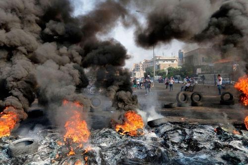 Lebanon bùng nổ khủng hoảng, Chính phủ căng thẳng, các nước kêu gọi công dân thận trọng