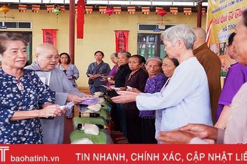 Ban Từ thiện xã hội Phật giáo TP. Hồ Chí Minh trao 1.000 phần quà cho người nghèo Hà Tĩnh