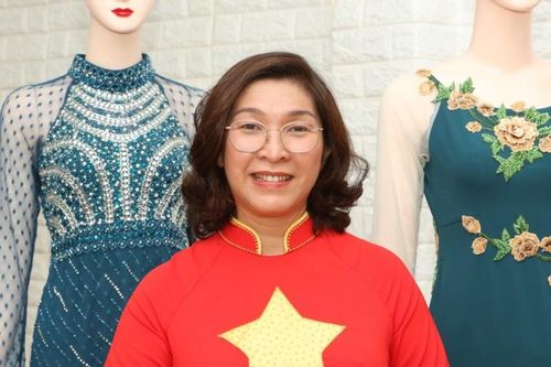 NTK Hà Việt Linh bén duyên với áo dài từ mong muốn giấu 'eo bánh mì'