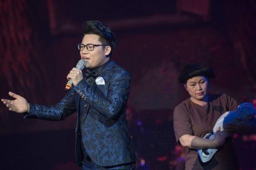 Mẹ Quán quân Thần tượng Bolero Duy Cường diễn phụ họa cho con