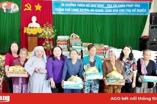 Trao 100 phần quà cho phụ nữ nghèo xã Phú Hữu