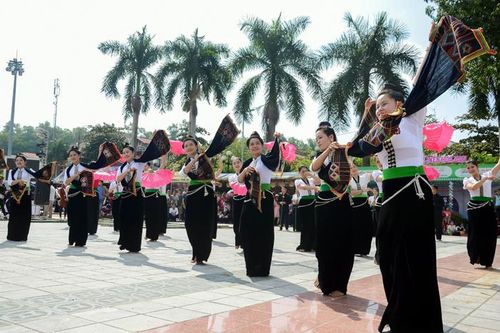 Những hình ảnh ấn tượng về cuộc thi trình diễn nghệ thuật xòe Thái