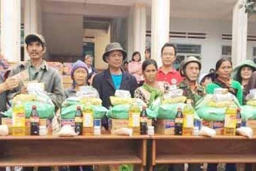 Tặng 300 phần quà cho đồng bào nghèo xã Kon Thụp