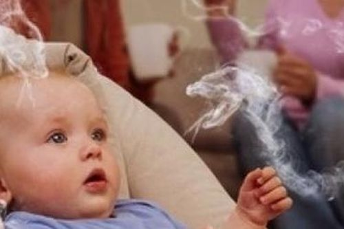 Trẻ phải hút thuốc lá thụ động - lỗi của người lớn