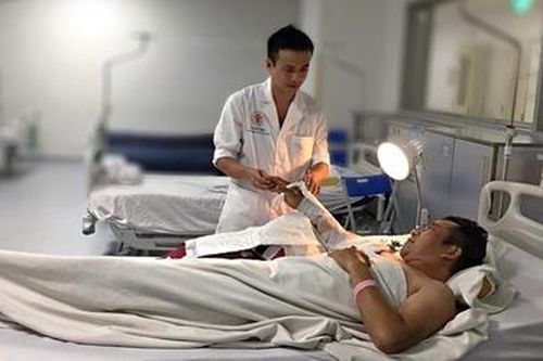 Hồi sinh cánh tay bị đứt lìa cho nam công nhân