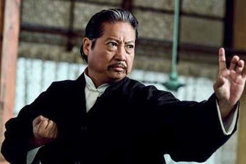 Hồng Kim Bảo đi không vững, phải có người dìu