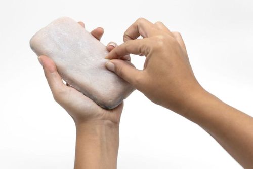Smartphone có vỏ giống da người, biết rùng mình