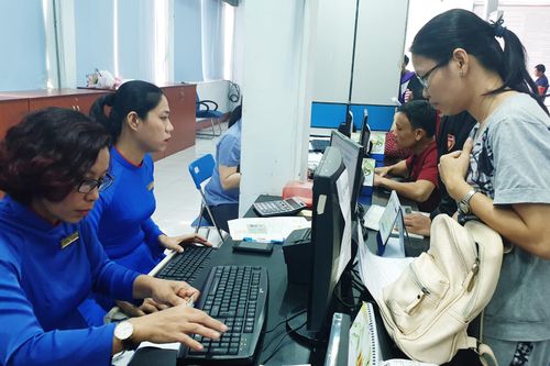 Không còn chen lấn nhưng thức trắng đêm vẫn chưa mua được vé tàu Tết