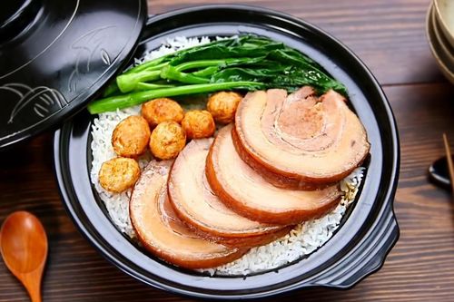 Học làm cơm niêu thịt ba chỉ, trứng cút ăn kèm rau cải