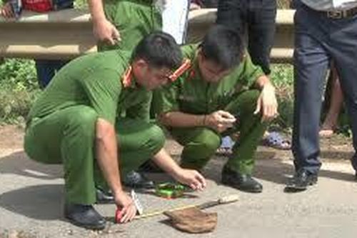 Truy tìm nhóm đâm gục người trong hẻm cụt
