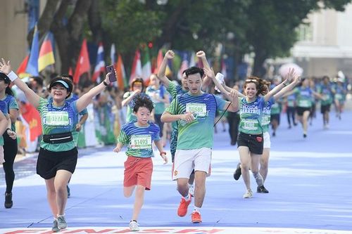 Cặp đôi Thái và Trà của 'Hoa hồng trên ngực trái' chạy ủng hộ quỹ dành cho trẻ em