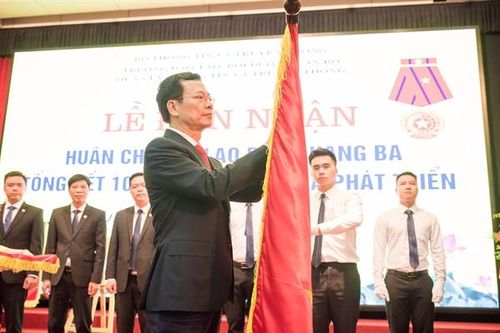 Trường Đào tạo, bồi dưỡng cán bộ quản lý thông tin và truyền thông đón nhận Huân chương Lao động hạng Ba