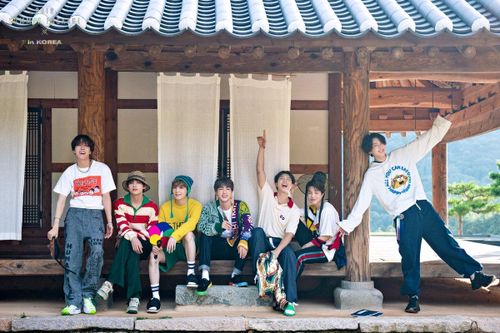 RM BTS vô cùng xúc động khi bị fan lơ đi ngoài đường
