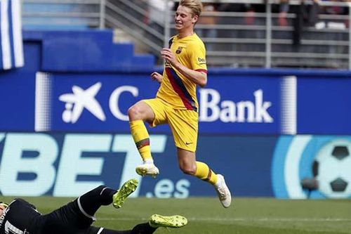 Barcelona: Frenkie de Jong đá hay đến mức CĐV Eibar phải vỗ tay tán thưởng