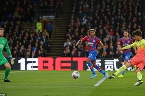 Man City rút ngắn khoảng cách với Liverpool