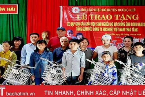 Trao tặng 25 xe đạp cho học sinh nghèo Hương Khê