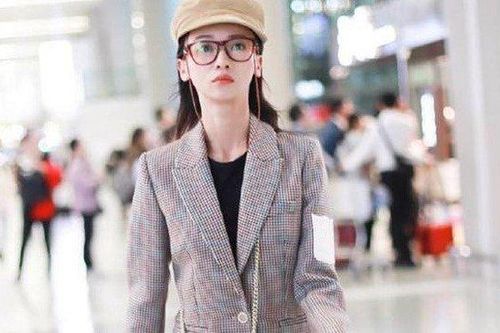 Top sao mặc xấu nhất tuần: Ngô Cẩn Ngôn dìm dáng chính mình với cây đồ 'nuốt chửng' đôi chân