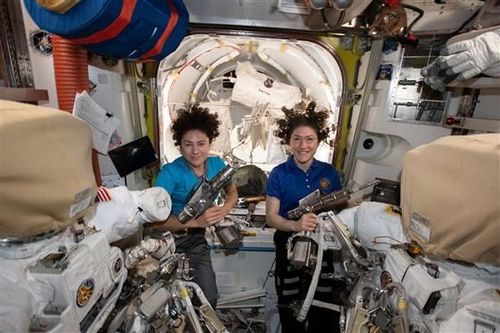 NASA làm nên lịch sử với tàu vũ trụ toàn phi hành gia nữ đầu tiên trên thế giới