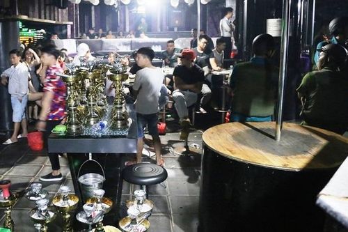 Đột nhập quán bar ở Đà Nẵng, phát hiện hơn 100 'nam thanh nữ tú' dương tính với ma túy