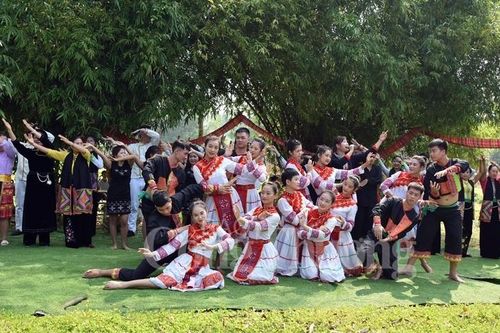 'Ngôi nhà chung' với vườn hoa đa sắc màu