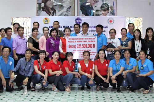Công nhân Công ty Pou Chen đóng góp hơn 324 triệu đồng ủng hộ người dân bị lũ lụt