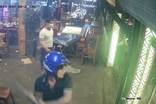 Truy tìm nhóm côn đồ bịt mặt xông vào nhà hàng đập phá