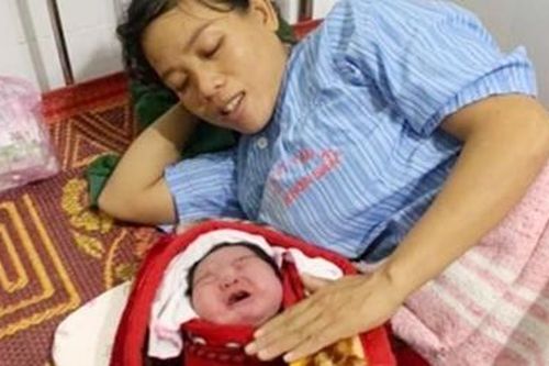 Bé gái nặng 5,5 kg chào đời đúng Ngày phụ nữ Việt Nam