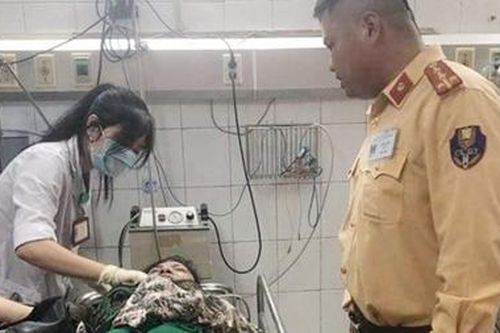 CSGT giúp người phụ nữ bị tai nạn đi cấp cứu