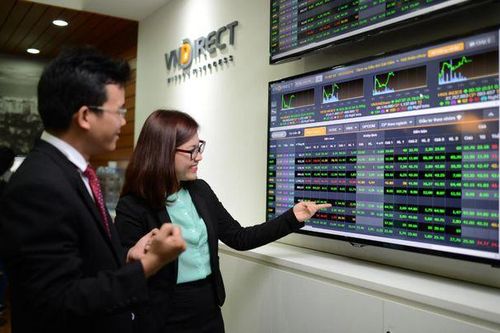 VNDirect giảm lãi 29%, cổ phiếu 'đổ đèo'