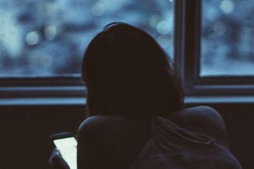 Cô gái 16 tuổi bị mù màu vì sử dụng điện thoại di động quá nhiều