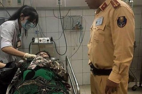 Đang chở xe vi phạm, CSGT giúp người phụ nữ bị tai nạn đi cấp cứu