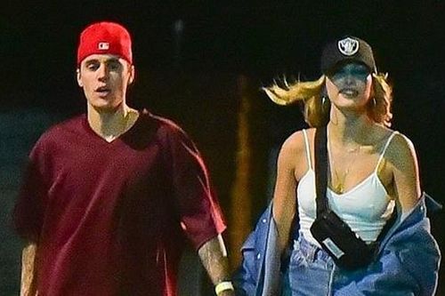 Vợ Justin Bieber mặc gợi cảm đi chơi tối