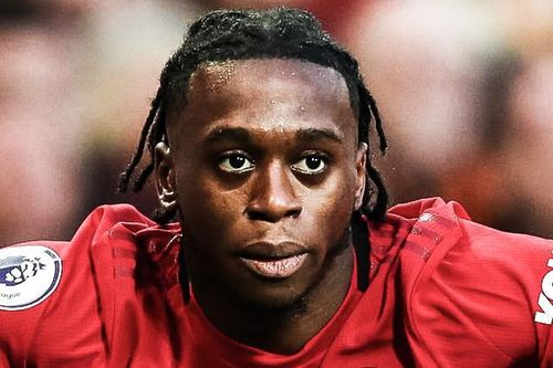 Hậu vệ MU để bóng qua 2 chân trong bàn gỡ hòa của Liverpool