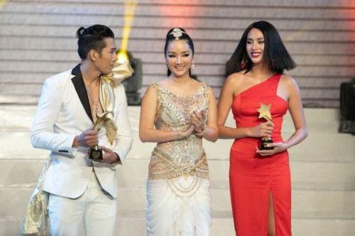 Võ Hoàng Yến, Nam Trung 'ẵm giải' tại Haper's Bazzar Star Awards 2019