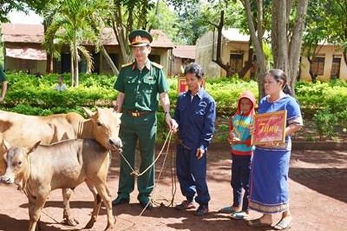 Binh đoàn 15 chi hơn 300 triệu đồng hỗ trợ các gia đình bị ảnh hưởng do mưa lũ
