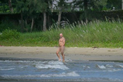 Vô tư khỏa thân ở biển Đà Nắng, ông Tây khiến nhiều người 'đỏ mặt'