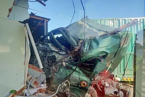 Container bất ngờ tông sập nhà dân, một người tử vong
