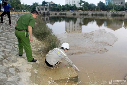 Phát hiện Công ty CP cấp nước Nghệ An xả bùn thải ra hồ điều hòa Cửa Nam