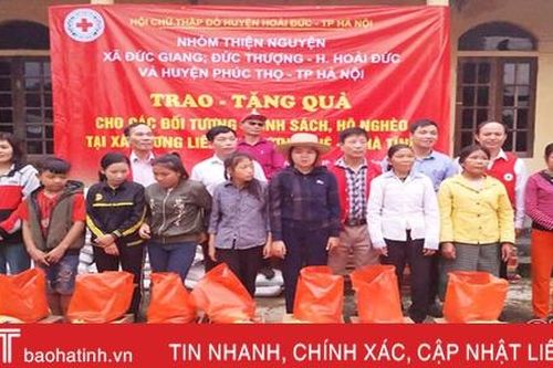 100 suất quà đến với người nghèo xã Hương Liên