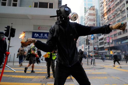 Người biểu tình Hong Kong ném bom xăng vào trụ sở cảnh sát