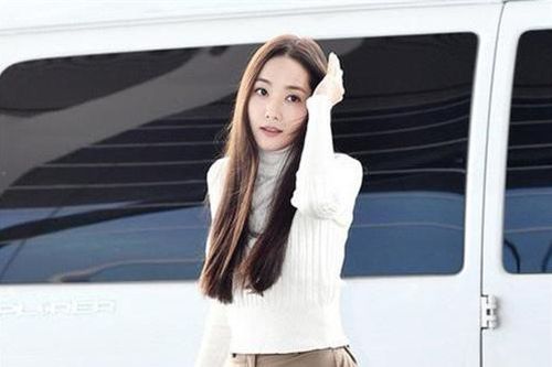 'Tình cũ Lee Min Ho' Park Min Young gây náo loạn ở sân bay vì nhan sắc không giống như lời đồn