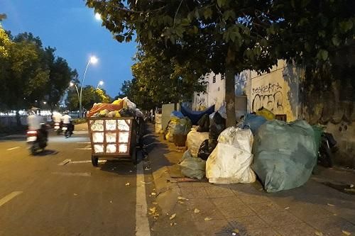 Đường kiểu mẫu TPHCM: Nhếch nhác vì rác, chiếm dụng vỉa hè