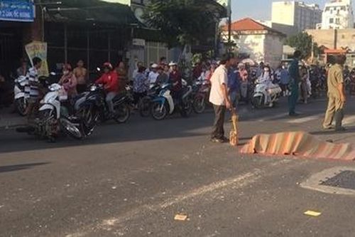 Vợ khóc ngất bên thi thể chồng bị xe buýt tông