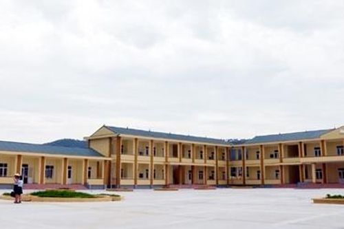 Nghịch bình xịt hơi cay, bé trai khiến 9 bạn học nhập viện