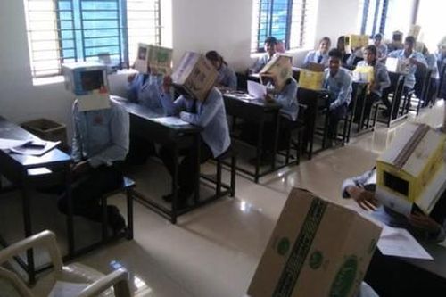 Trường Ấn Độ bắt học sinh đội thùng giấy nhằm ngăn 'quay' bài