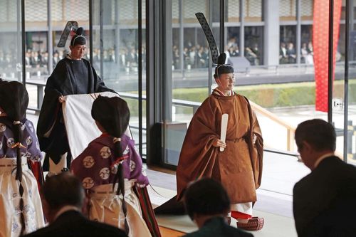 Nhật hoàng Naruhito với lễ phục kiểu thế kỷ thứ 9 trong lễ đăng cơ