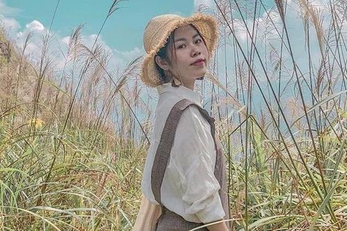 Giới trẻ khoe ảnh với đồng cỏ lau trắng dịp cuối thu ở Bình Liêu